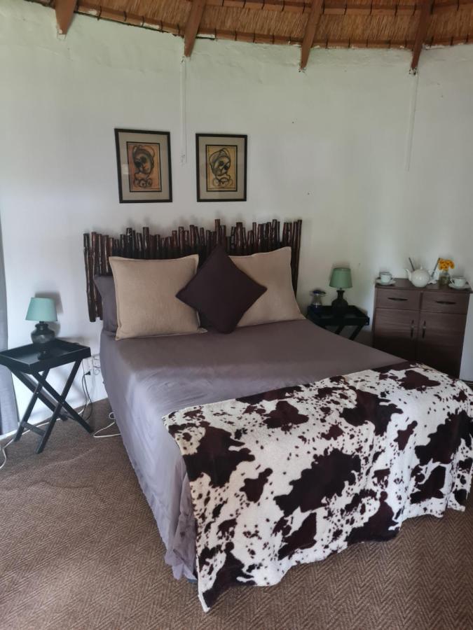 Swallowfield Rondavels Champagne Valley Room photo